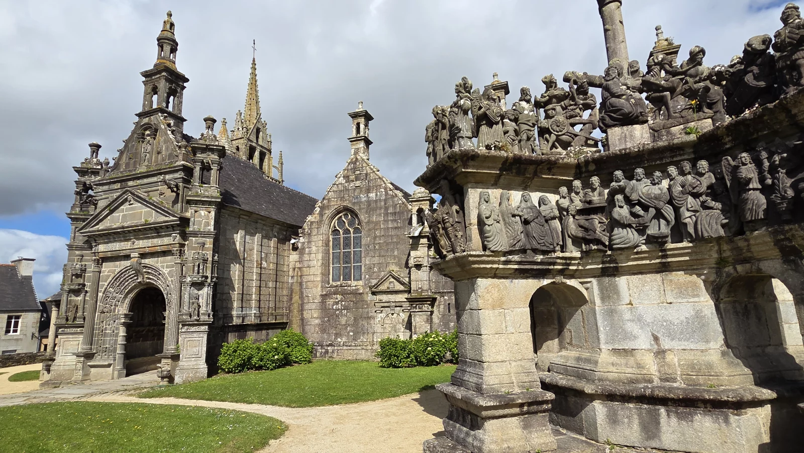 L'enclos paroissial de Guimillau.