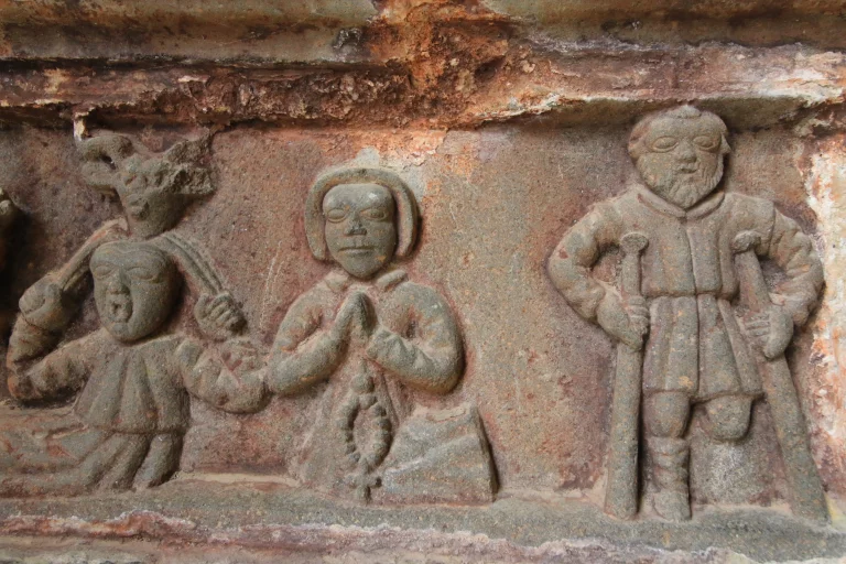 Détail d'une sculpture dans un enclos paroissial.