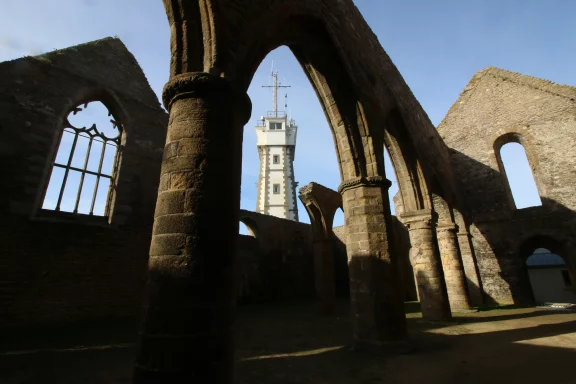 Les ruines de l'ancienne abbaye de la pointe Saint-Mathieu.
