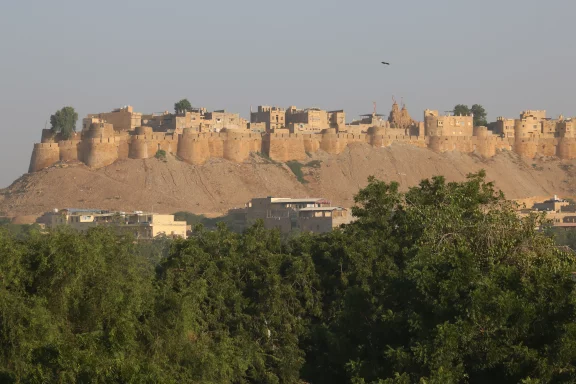 Jaisalmer, l’ancienne cité caravanière lovée au pied de sa fière citadelle rayonne encore du faste répandu par ses riches commerçants.
