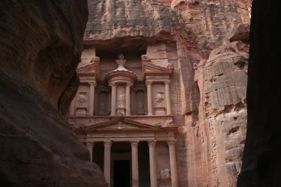 Regard sur le temple d'El Khazneh.