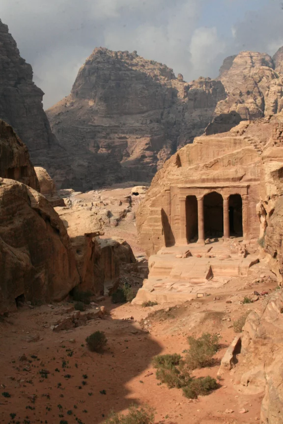 Petra compte environ 850 temples.