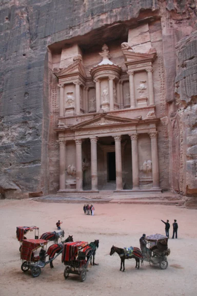 Le temple funéraire de Petra, El Khazneh taillé dans la roche sur 38 m de haut.