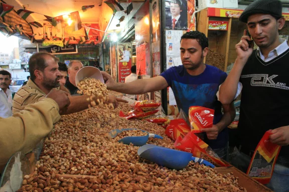 Vendeur de fruits secs sur le marché de Madaba.