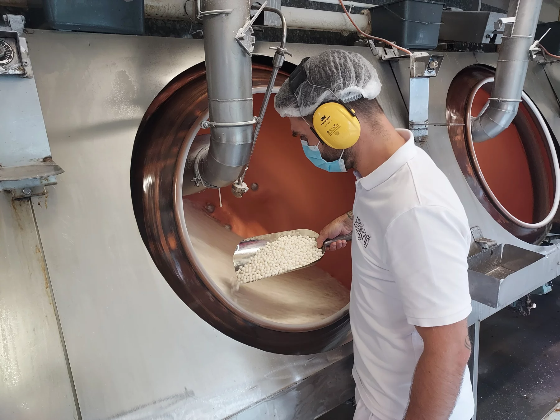 Les graines d'anis sont aspergés de sirop de sucre. Il faut compter deux semaines pour obtenir des anis de Flavigny.