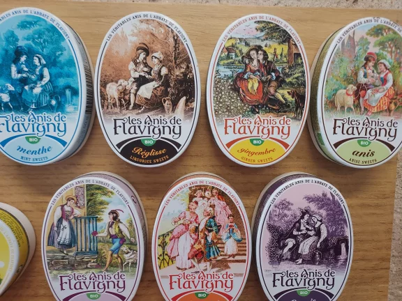 Les petites boîtes remplis d'anis de Flavigny racontent l’idylle entre un berger et une bergère.