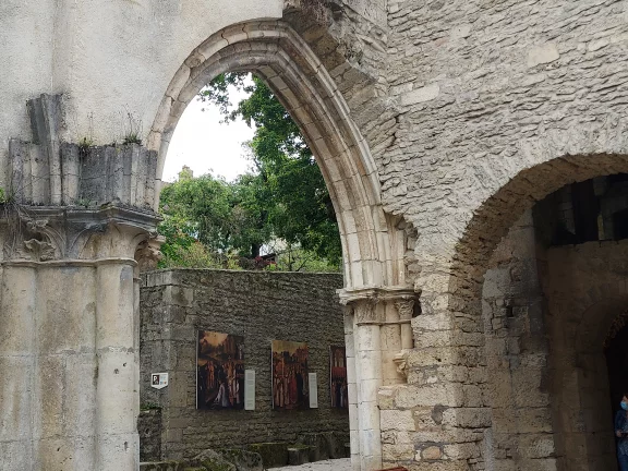 Il ne reste qu'une crypte de l'ancienne abatiale de Flavigny.