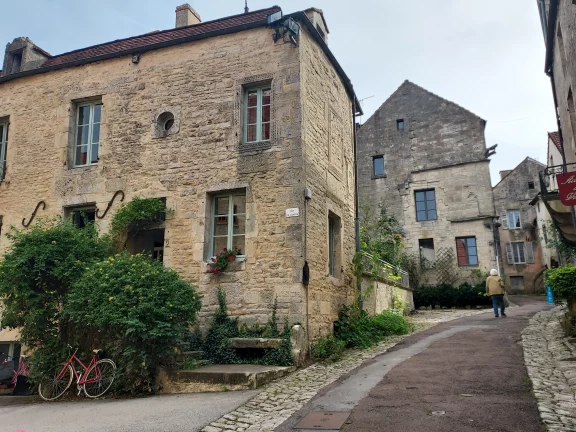Flavigny-sur-Ozerain, cité médiévale pleine de charme.