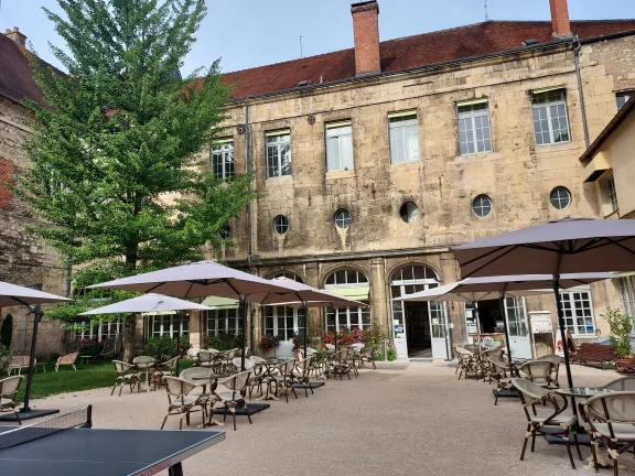 Les bâtiments de l'ancienne abbaye abritent les ateliers de fabrication des anis de Flavigny.