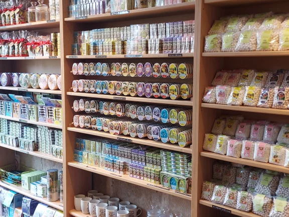 Les anis de Flavigny se déclinent en plusieurs parfums et conditionnements.