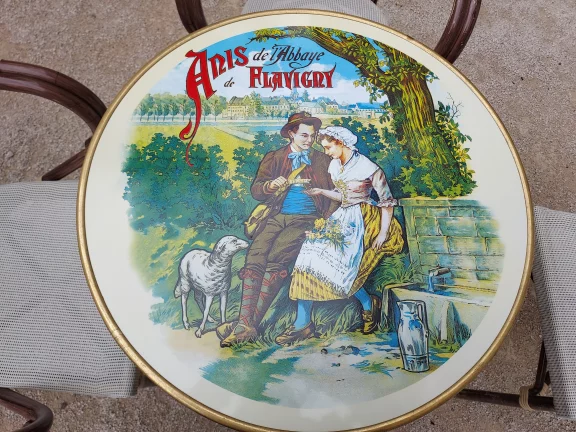 Si le motif qui décore les boîtes des anis de Flavigny a été modernisé, il raconte toujours la même histoire d'amour.