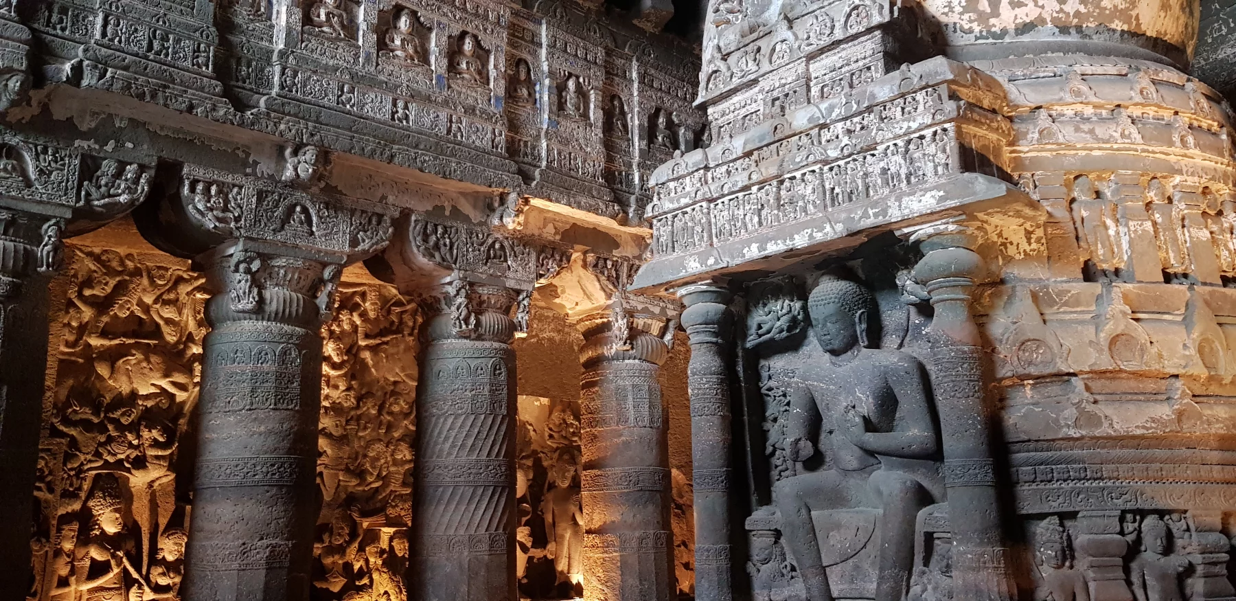Les grottes d'Ajanta représentent l'architecture rupestre bouddhiste ancienne.