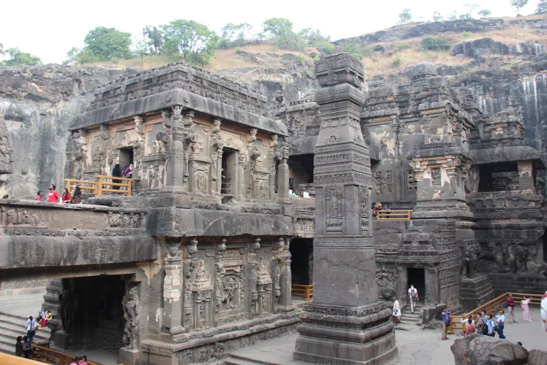 Il a fallu près de 150 ans pour tailler le temple Kailâsanâtha dans une paroi d’un seul bloc.