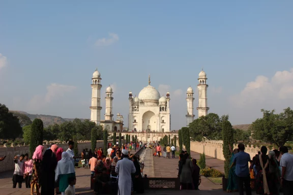 Bibi Ka Maqbara signifie le tombeau de la dame. Il ressemble au Taj Mahal d'Agra.