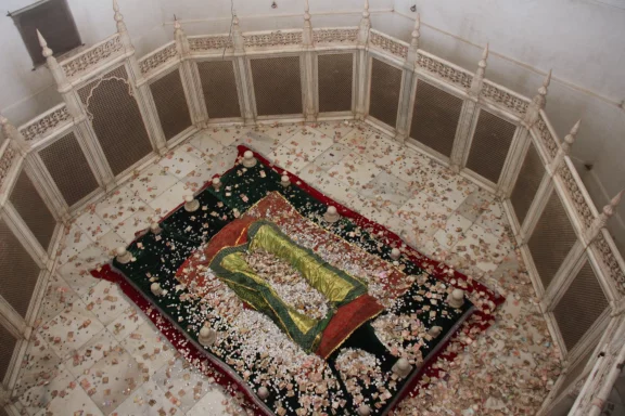 La tombe de la dame est placée dans une cavité ocotogonale.