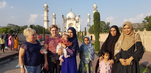Demande de selfis devant le mausolée de Bibi-Ka-Maqbara.