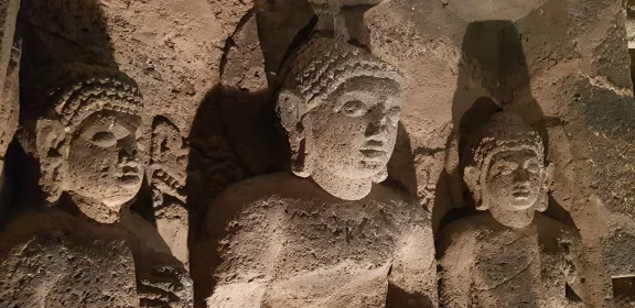 Les scultpures dans les grottes d'Ajanta.