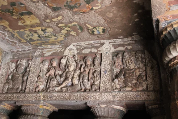 Des scènes de la vie de Bouddha dans les grottes d'Aajanta.