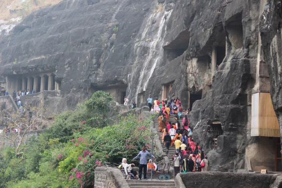Les grottes d'Ajanta se trouvent dans une paroi rocheuse au-dessus de la rivière Waghur.