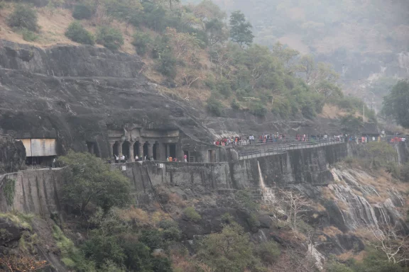 Recouvertes par la jungle, les grottes ont été découvertes en 1819 par un officier colonial britannique lors d'une partie de chasse au tigre.