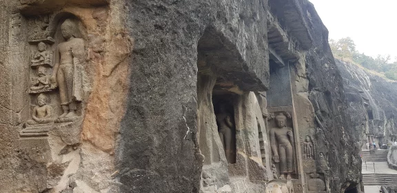 Les grottes d'Ajanta ont été suclptées à partir du IIe siècle avant J.-C. et jusqu'au VIe siècle après J.-C.