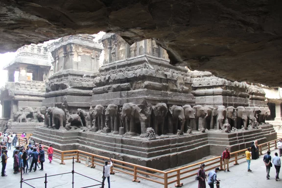 Le temple de Kailas à Ellora,est considéré comme la plus grande construction monolithique du monde.