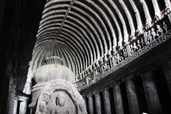 Grottes d'Ellora, le temple de Visvakarma surnommé grotte du charpentier pour son plafond ressemblant à la coque d'un navire.