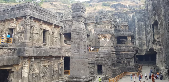 Le temple de Kailas a été excavé en creusant la falaise du haut vers le bas.