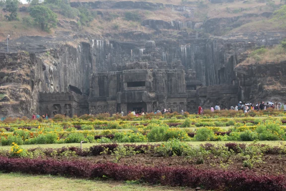 De loin, rien ne prépare aux merveilles des grottes d'Ellora.