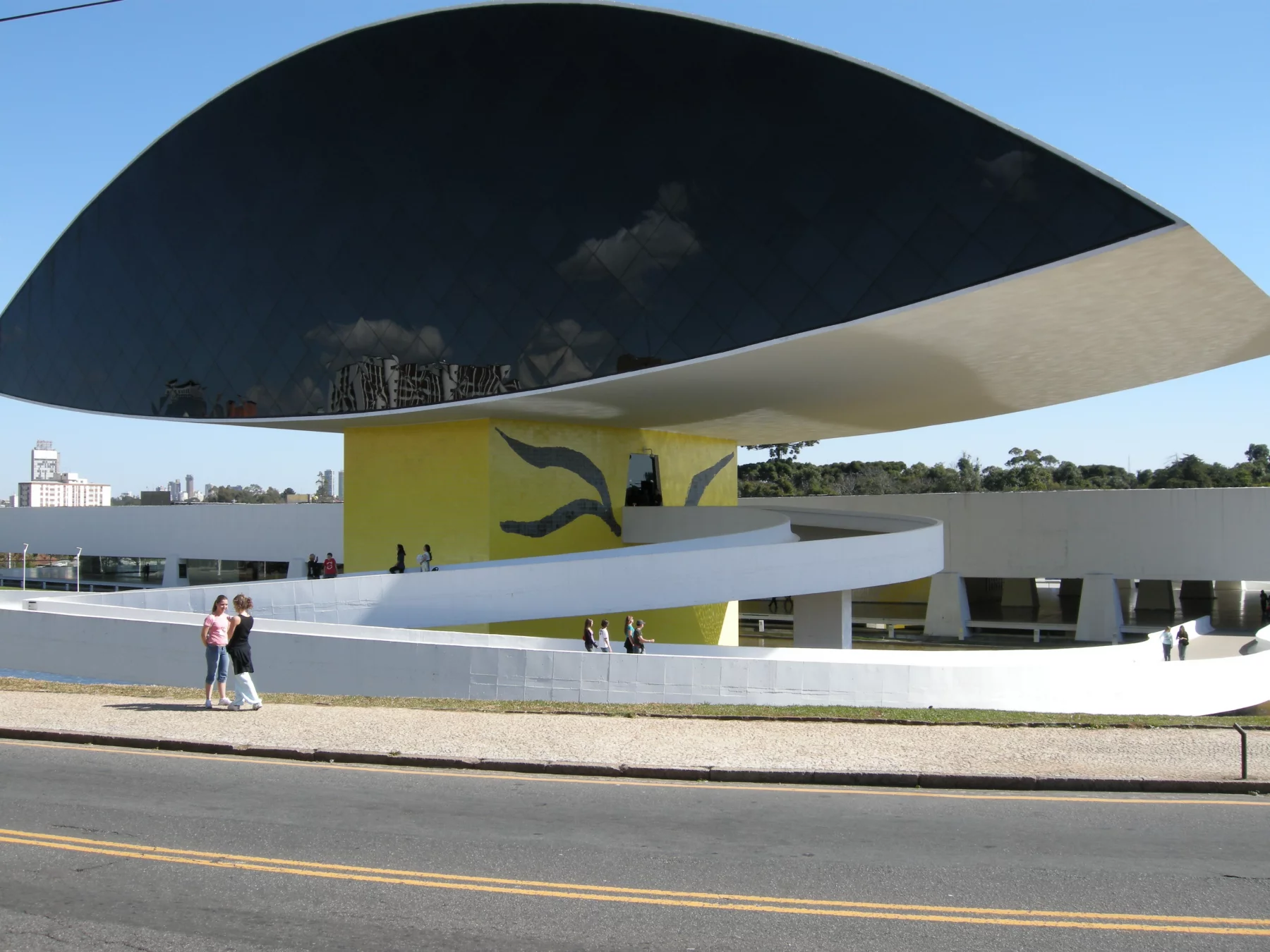 Le musée Oscar Niemeyer, son oeil et ses collections mondiales, notamment dans le patio des sculptures