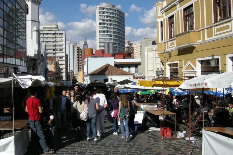 Le Largo da Ordem où se concentrent lieux de loisirs et de culture, dans la ville historique