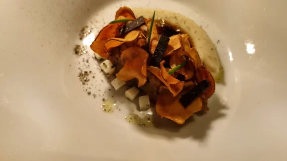 Topinambours confits et truffes noires.