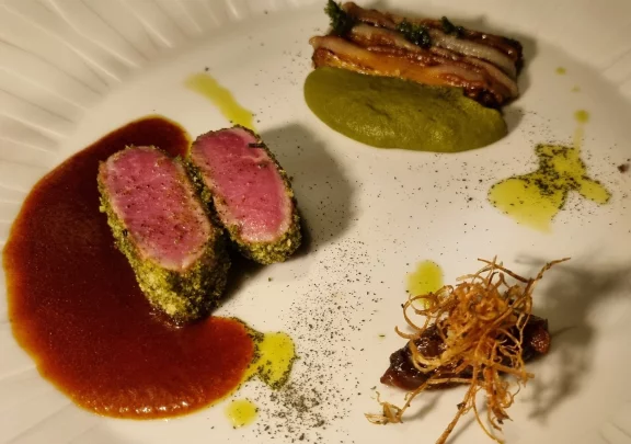 Agneau en croute d'herbes avec son jus corsé à l'huile de menthe, tarte tatin aux poireaux.