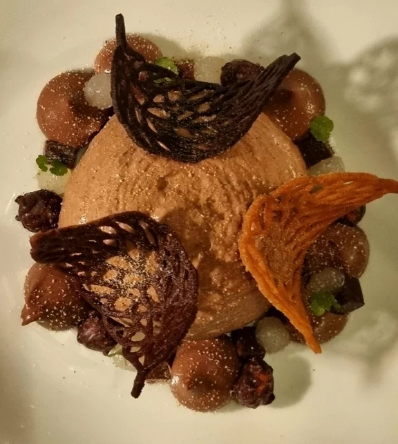 Chocolat en ganache, crème glacée au lait entier et bretzel torrefié.