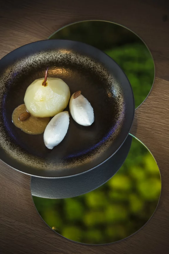 Poire pochée, sauce chocolat. Photo Matthieu Cellard.