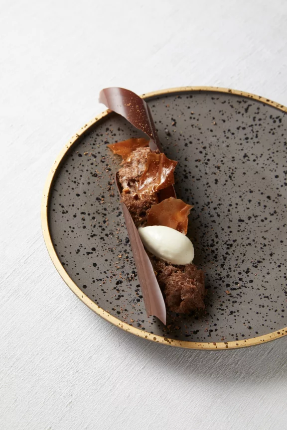 Ecorce de chocolat, glace au foin.