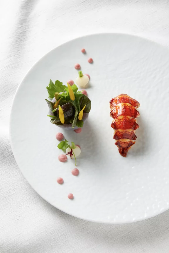 Homard de Bretagne roti et salades d'herbes aromatiques.