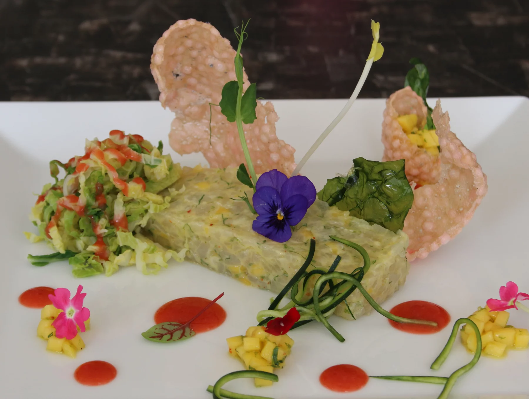 Tartare de bar à la mangue avec sa salade de chou frisé.