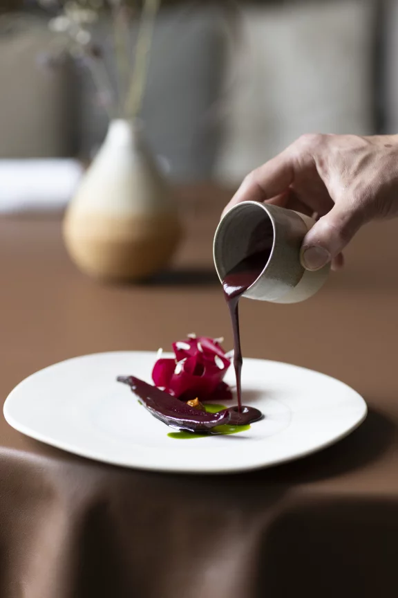 Betterave, civet végétal, harissa de capucine.