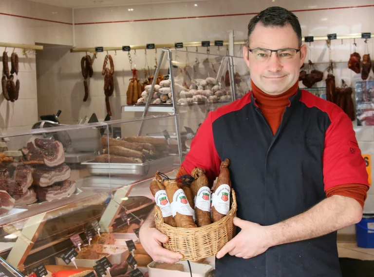 Arnaud Daval l'un des quatre producteurs d'andouille du Val dAjol.