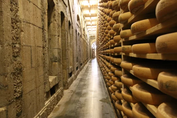 On dénombre environ 100 000 meules en cours d'affinage au fort Saint-Antoine.
