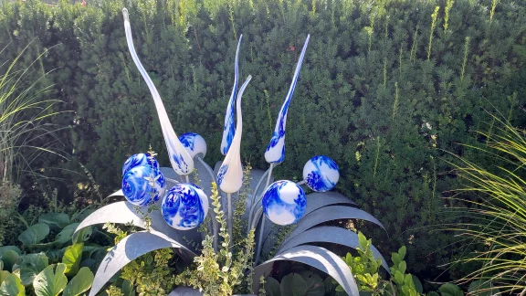 L'art verrier embellit les espaces verts.