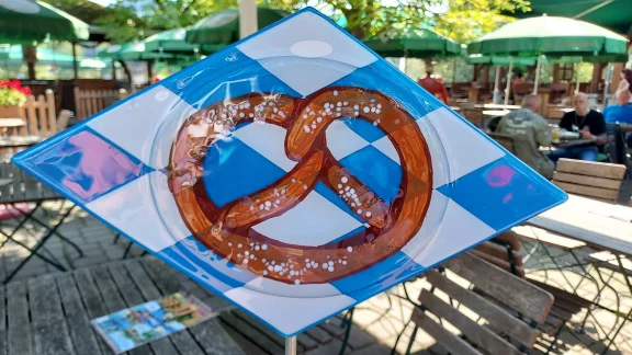 L'enseigne d'un Biergarten en verre.