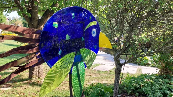 Arnbruck. Les oeuvres d'art en verre animent le parc paysager.