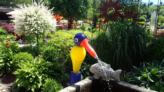 Arnbruck. Un oiseau en verre en guise de fontaine.