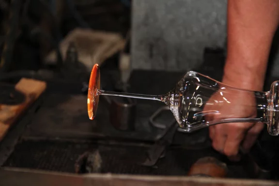 Eisch Frauenau. Chaque pièce est fait main.