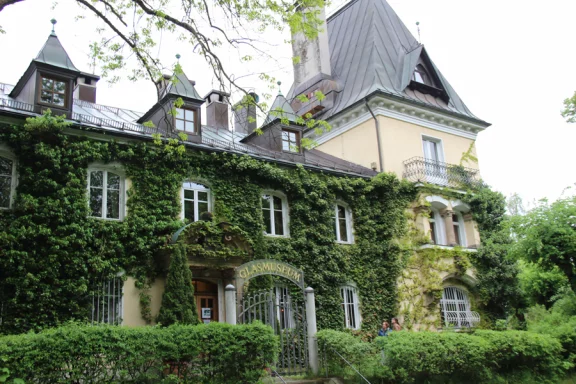 Theresienthal. Cette jolie villa de maître abrite un ravissant petit musée dédié au verre.