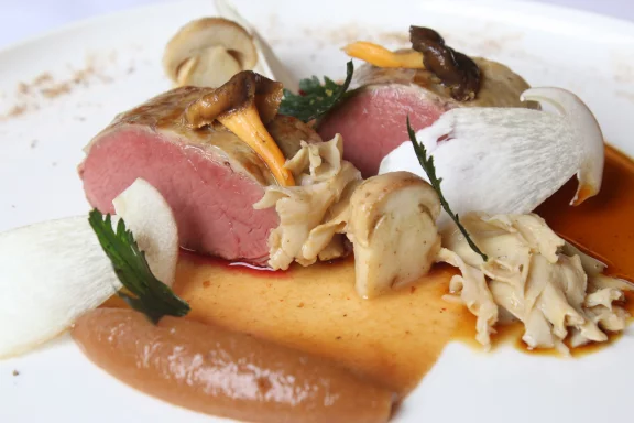 Filet de biche, berawecka et champignons des bois.