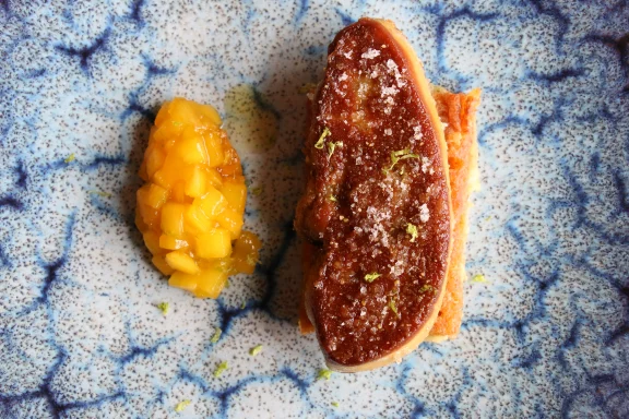 Fois gras de canard poêlé, pain d'épice et compote de mangue.