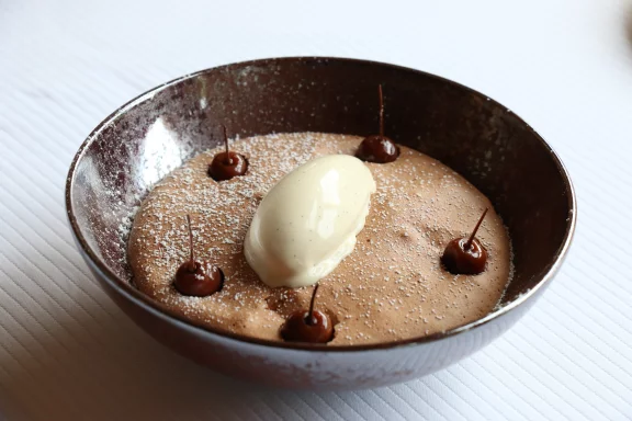 Mousse de chocolat chaude, confit de griottes au kirsch.